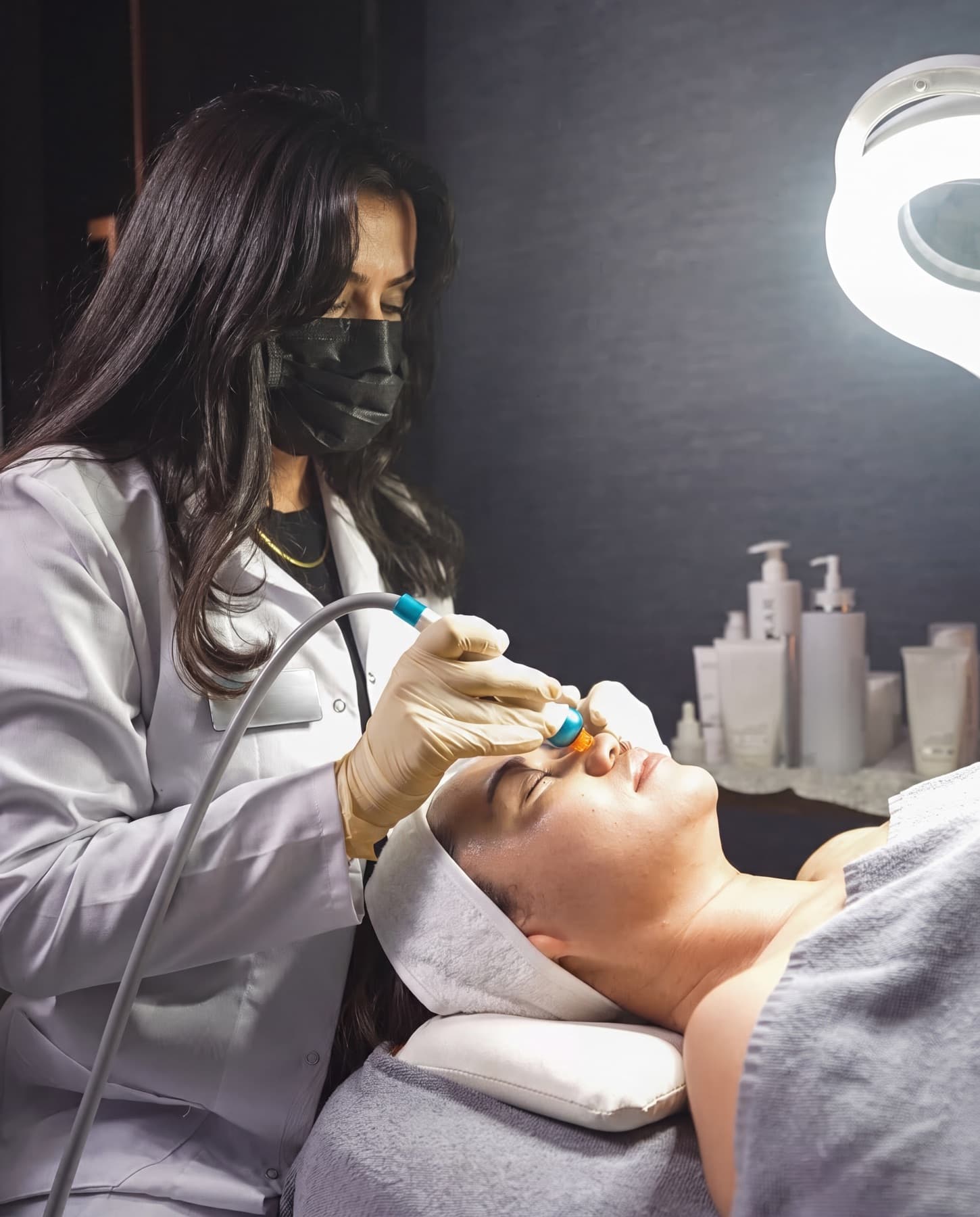 Navitas Spa'da uzman eşliğinde Hydrafacial cilt bakımı uygulaması
