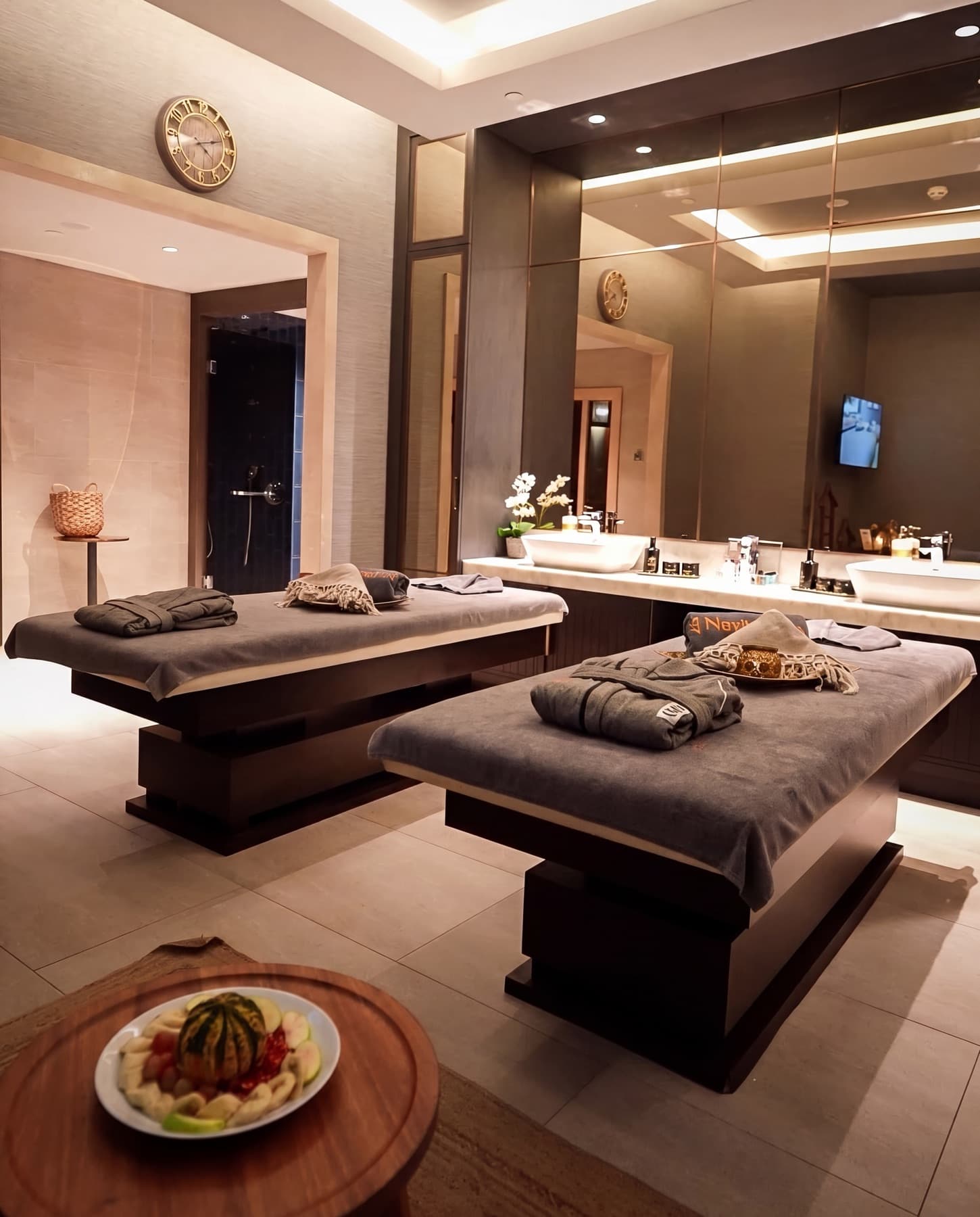 Navitas Spa VIP odası — çift masaj yataklı, özel donanımlı süit